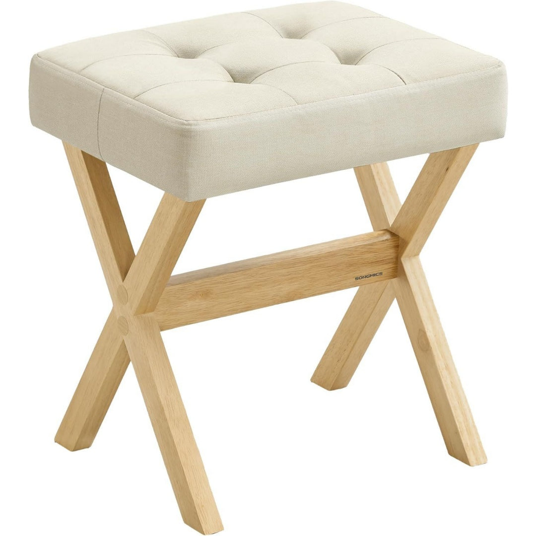 Soluzione funzionale poggiapiedi in legno beige